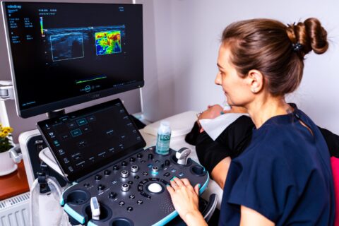 Dr. Oana Vișan, medic specialist ecografie, efectuând o investigație imagistică la Clinica VisMed Slobozia